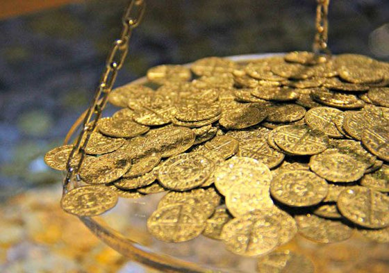Gold Florin coin being struck at the Florentine mint